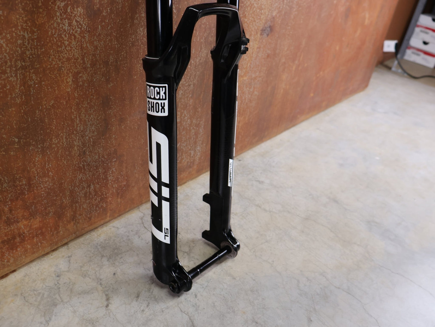 Federgabel von Rock Shox, ROCKSHOX SID SL ULTIMATE FLIGHT ATTENDANT 29" – 110 MM – 44 MM OFFSET – BOOST / SID GLOSS BLACK vor USEDBIKES - OB.DE Hintergrund
