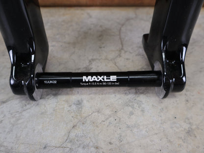 Federgabel von Rock Shox, ROCKSHOX SID SL ULTIMATE FLIGHT ATTENDANT 29" – 110 MM – 44 MM OFFSET – BOOST / SID GLOSS BLACK vor USEDBIKES - OB.DE Hintergrund