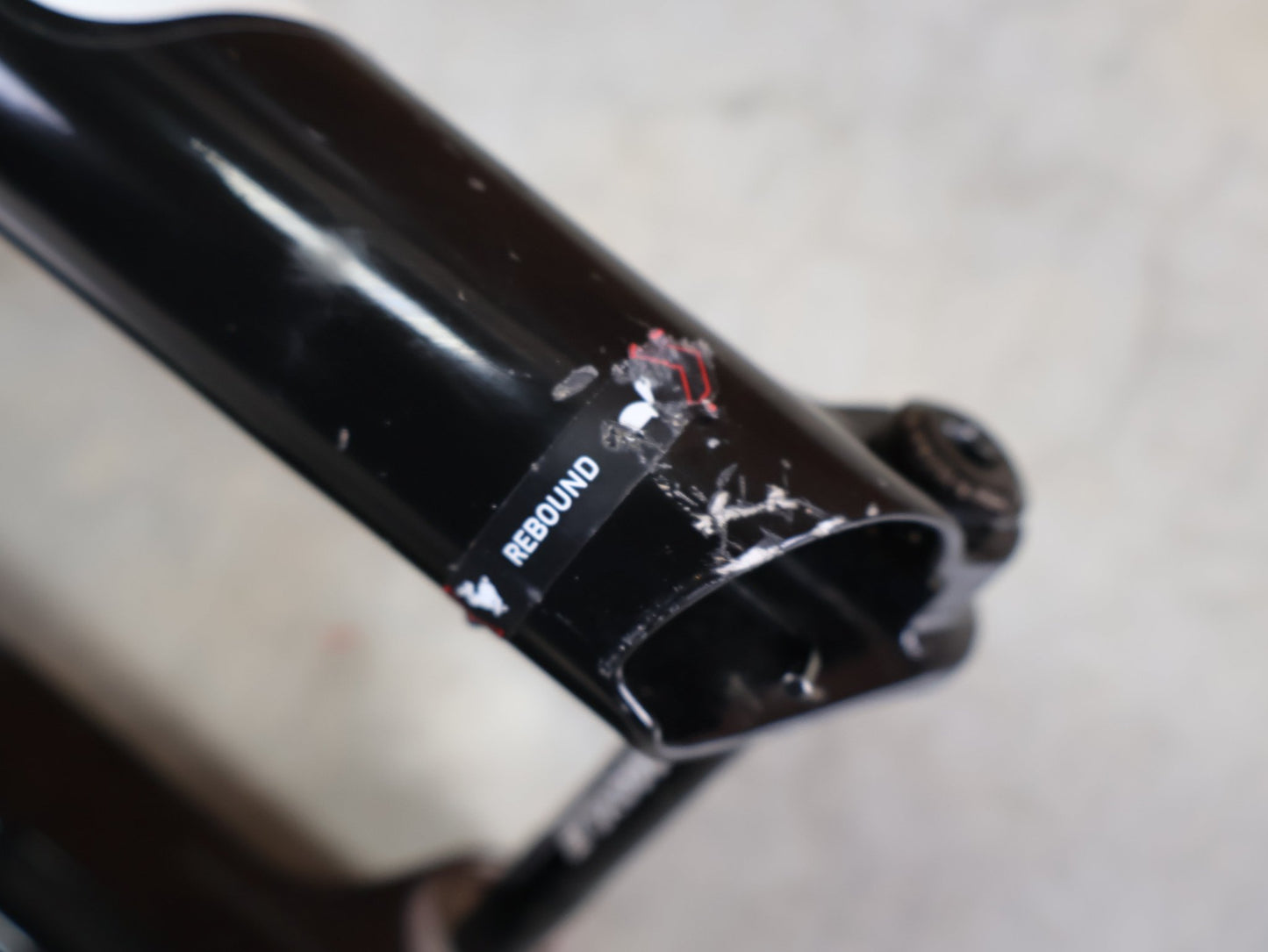 Federgabel von Rock Shox, ROCKSHOX SID SL ULTIMATE FLIGHT ATTENDANT 29" – 110 MM – 44 MM OFFSET – BOOST / SID GLOSS BLACK vor USEDBIKES - OB.DE Hintergrund