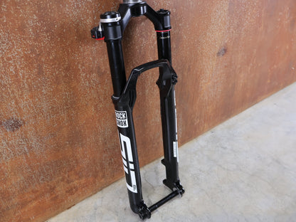 Federgabel von Rock Shox, ROCKSHOX SID SL ULTIMATE FLIGHT ATTENDANT 29" – 110 MM – 44 MM OFFSET – BOOST / SID GLOSS BLACK vor USEDBIKES - OB.DE Hintergrund