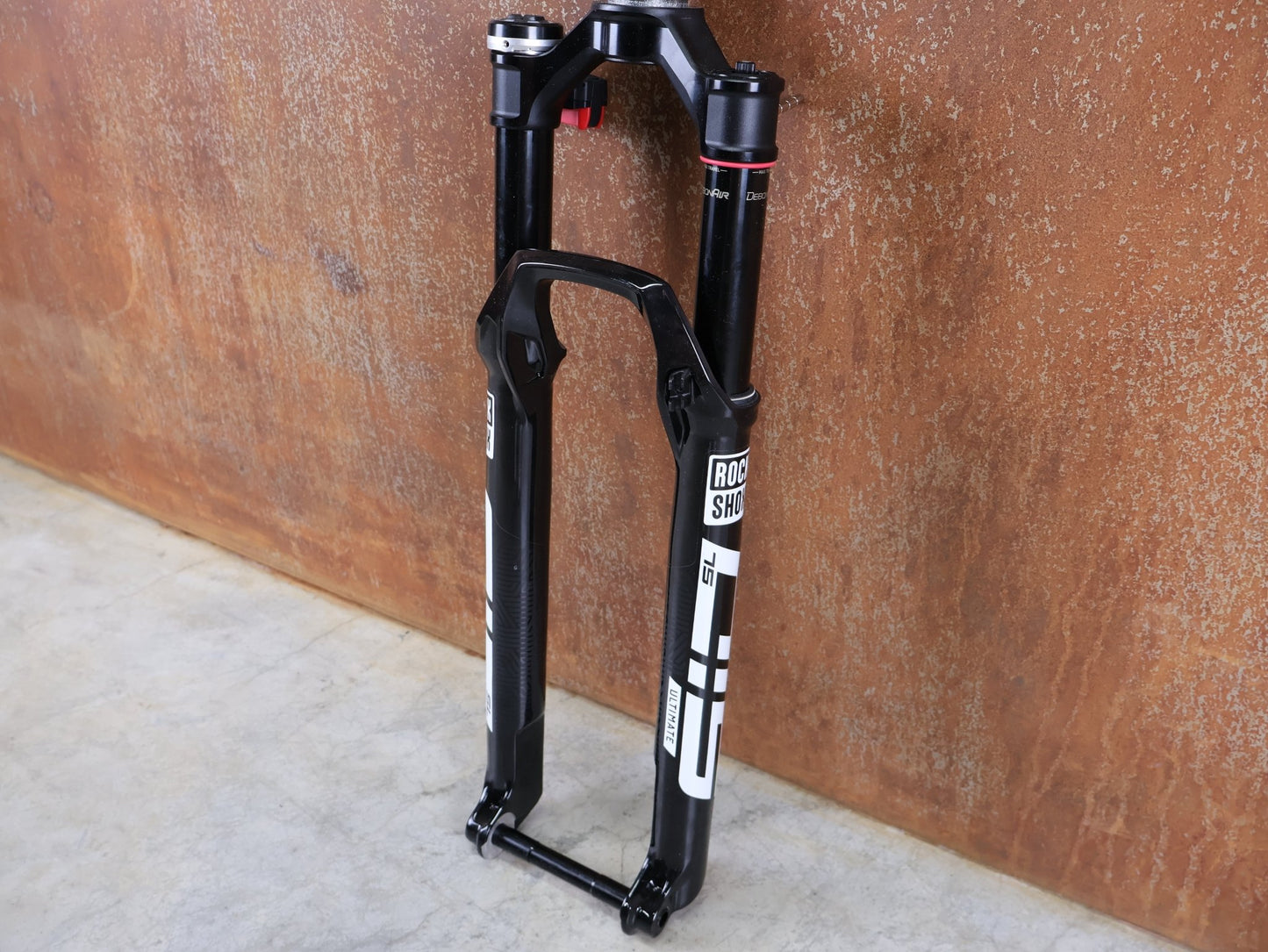 Federgabel von Rock Shox, ROCKSHOX SID SL ULTIMATE FLIGHT ATTENDANT 29" – 110 MM – 44 MM OFFSET – BOOST / SID GLOSS BLACK vor USEDBIKES - OB.DE Hintergrund