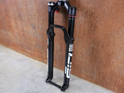 Federgabel von Rock Shox, ROCKSHOX SID SL ULTIMATE FLIGHT ATTENDANT 29" – 110 MM – 44 MM OFFSET – BOOST / SID GLOSS BLACK vor USEDBIKES - OB.DE Hintergrund
