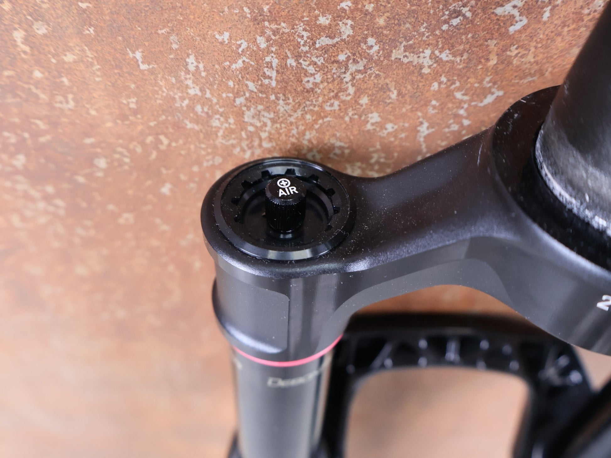 Federgabel von Rock Shox, ROCKSHOX SID SL ULTIMATE FLIGHT ATTENDANT 29" – 110 MM – 44 MM OFFSET – BOOST / SID GLOSS BLACK vor USEDBIKES - OB.DE Hintergrund