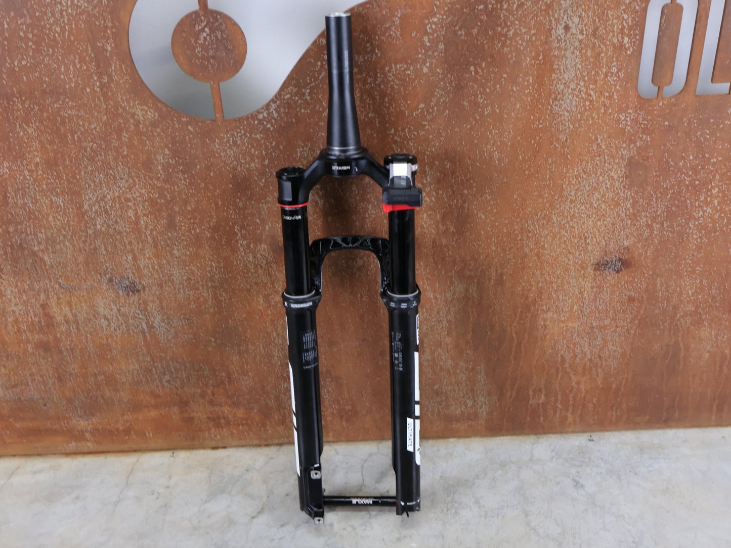 Federgabel von Rock Shox, ROCKSHOX SID SL ULTIMATE FLIGHT ATTENDANT 29" – 110 MM – 44 MM OFFSET – BOOST / SID GLOSS BLACK vor USEDBIKES - OB.DE Hintergrund