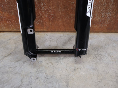 Federgabel von Rock Shox, ROCKSHOX SID SL ULTIMATE FLIGHT ATTENDANT 29" – 110 MM – 44 MM OFFSET – BOOST / SID GLOSS BLACK vor USEDBIKES - OB.DE Hintergrund