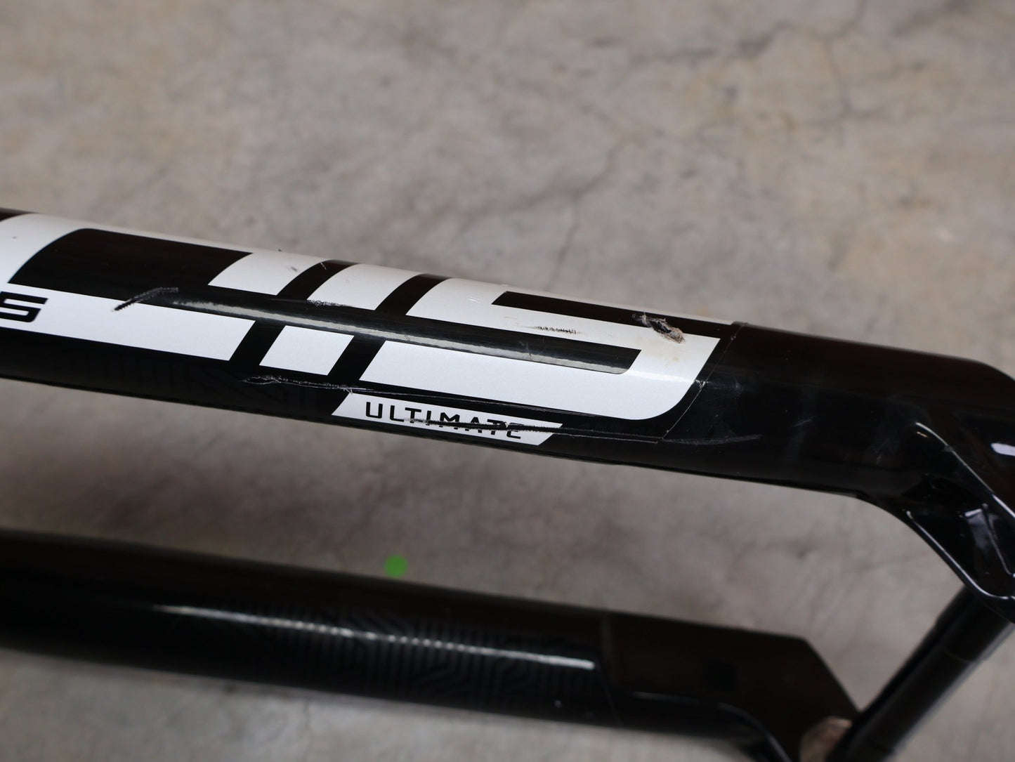 Federgabel von Rock Shox, ROCKSHOX SID SL ULTIMATE FLIGHT ATTENDANT 29" – 110 MM – 44 MM OFFSET – BOOST / SID GLOSS BLACK vor USEDBIKES - OB.DE Hintergrund