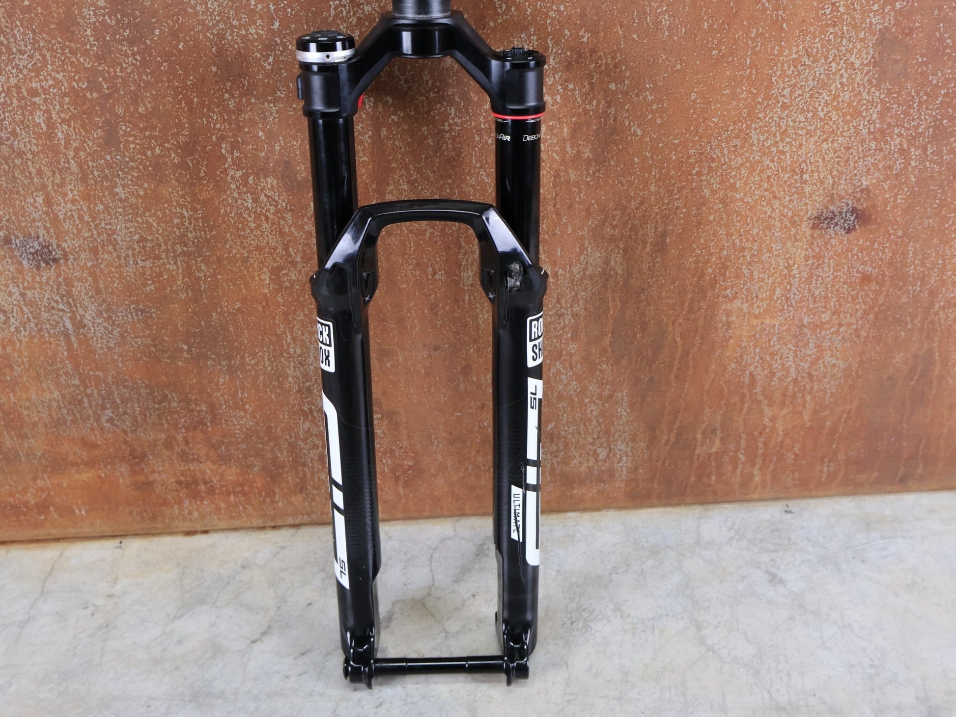 Federgabel von Rock Shox, ROCKSHOX SID SL ULTIMATE FLIGHT ATTENDANT 29" – 110 MM – 44 MM OFFSET – BOOST / SID GLOSS BLACK vor USEDBIKES - OB.DE Hintergrund