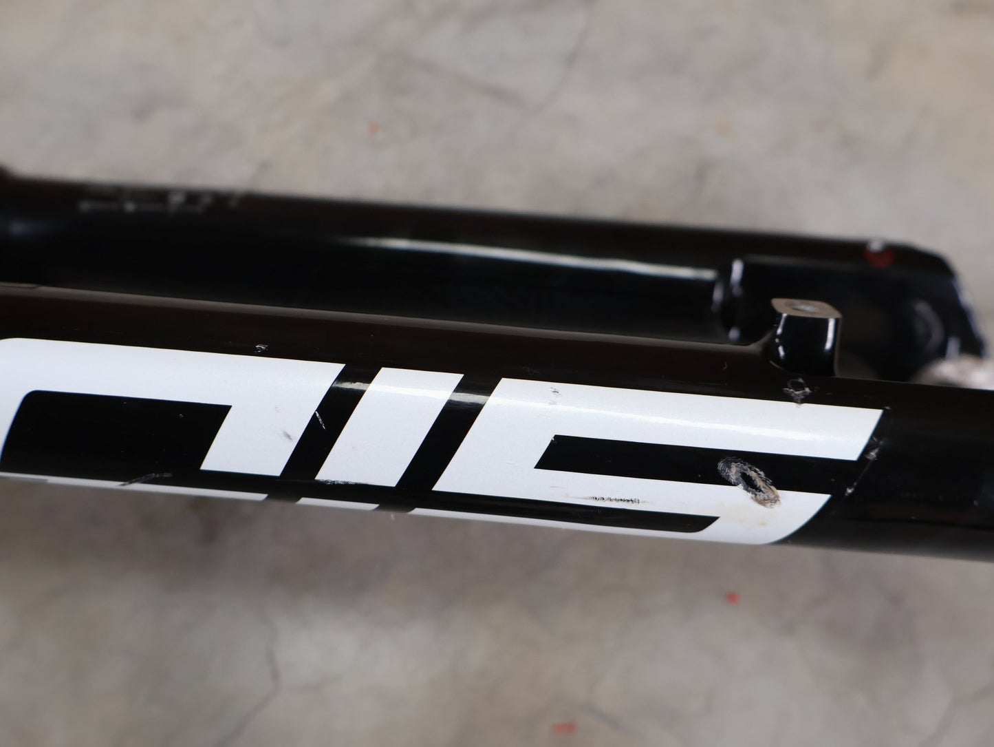 Federgabel von Rock Shox, ROCKSHOX SID SL ULTIMATE FLIGHT ATTENDANT 29" – 110 MM – 44 MM OFFSET – BOOST / SID GLOSS BLACK vor USEDBIKES - OB.DE Hintergrund