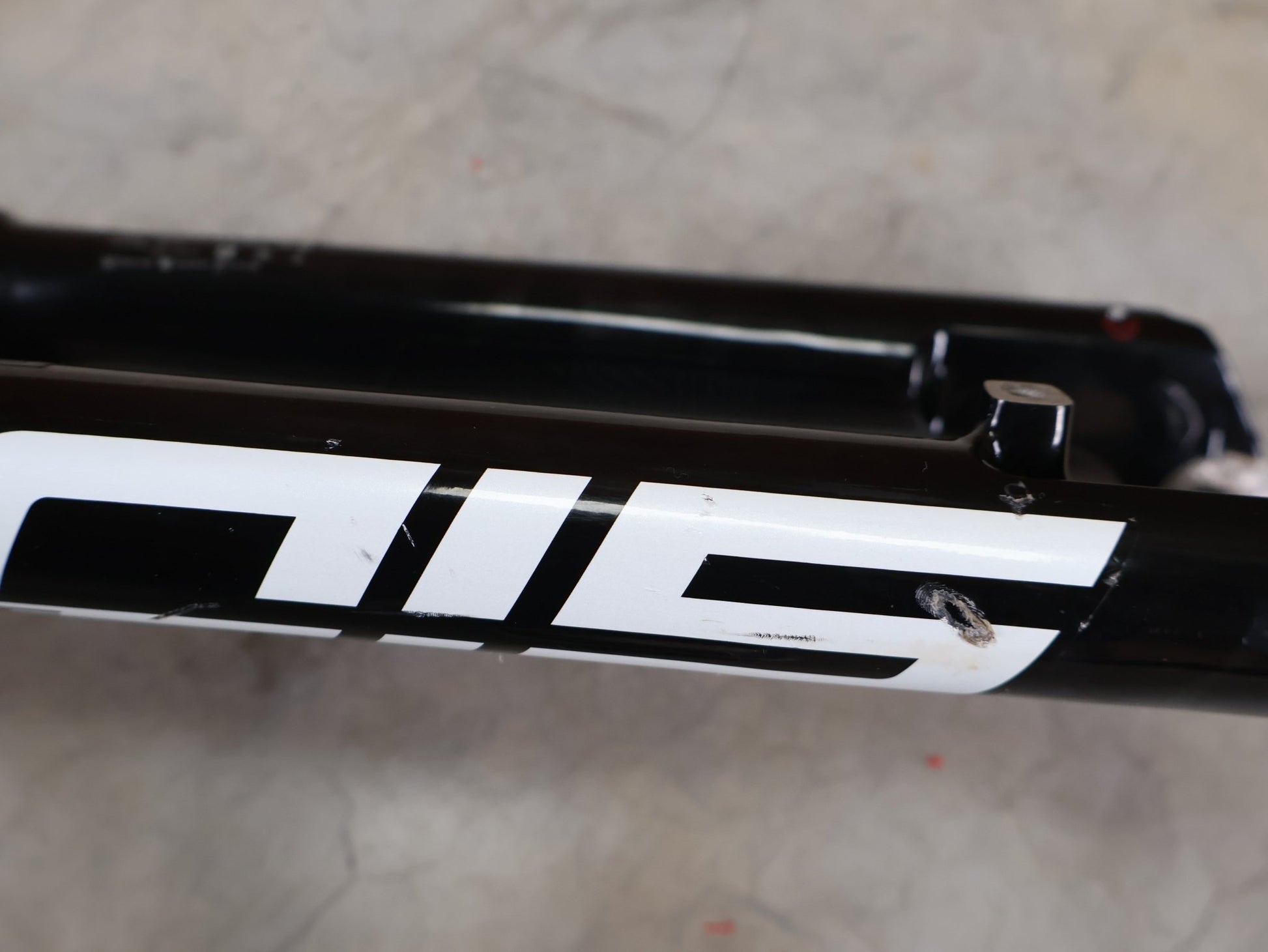 Federgabel von Rock Shox, ROCKSHOX SID SL ULTIMATE FLIGHT ATTENDANT 29" – 110 MM – 44 MM OFFSET – BOOST / SID GLOSS BLACK vor USEDBIKES - OB.DE Hintergrund