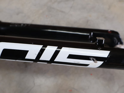 Federgabel von Rock Shox, ROCKSHOX SID SL ULTIMATE FLIGHT ATTENDANT 29" – 110 MM – 44 MM OFFSET – BOOST / SID GLOSS BLACK vor USEDBIKES - OB.DE Hintergrund