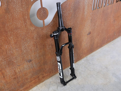 Federgabel von Rock Shox, ROCKSHOX SID SL ULTIMATE FLIGHT ATTENDANT 29" – 110 MM – 44 MM OFFSET – BOOST / SID GLOSS BLACK vor USEDBIKES - OB.DE Hintergrund