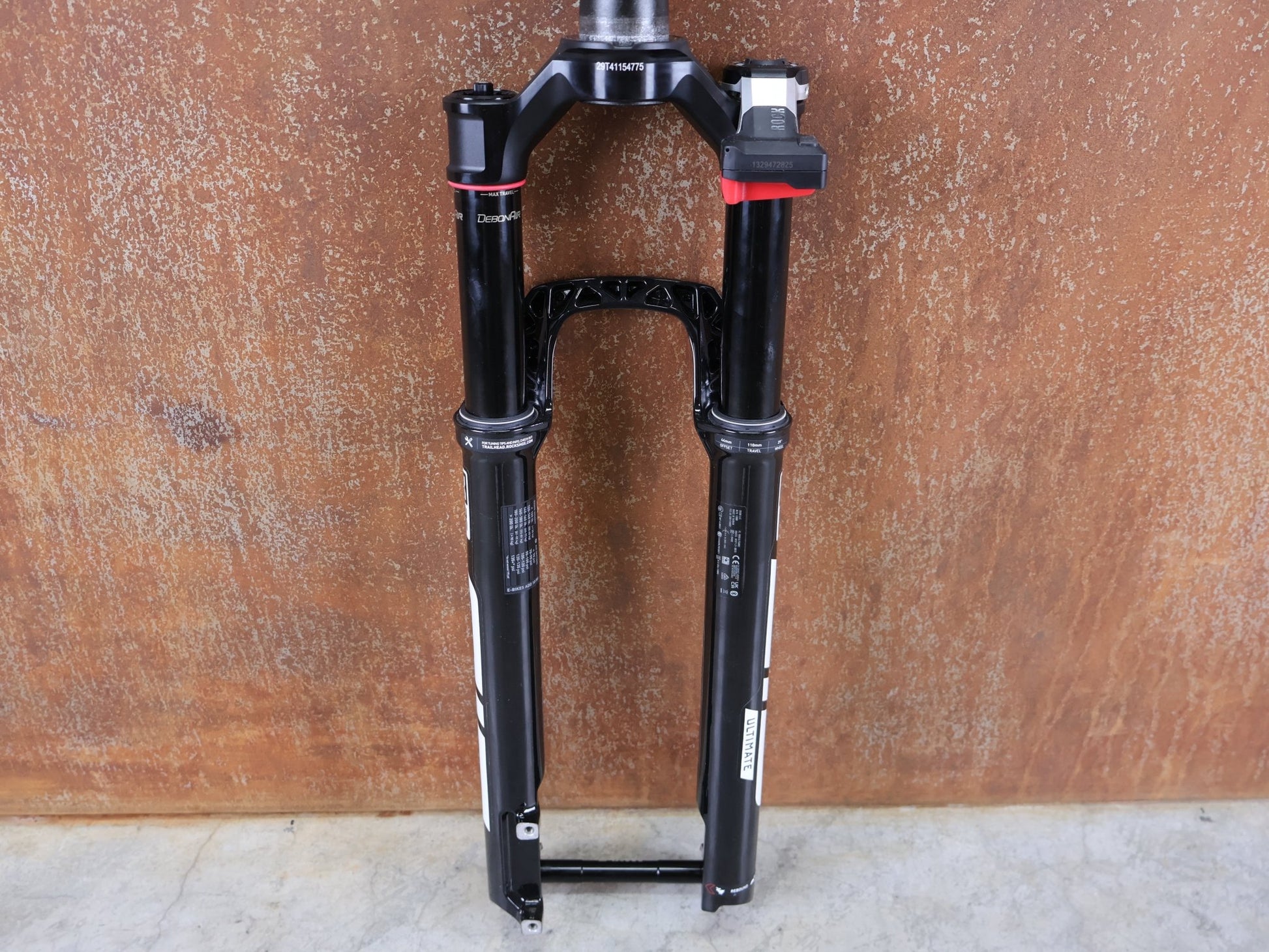 Federgabel von Rock Shox, ROCKSHOX SID SL ULTIMATE FLIGHT ATTENDANT 29" – 110 MM – 44 MM OFFSET – BOOST / SID GLOSS BLACK vor USEDBIKES - OB.DE Hintergrund