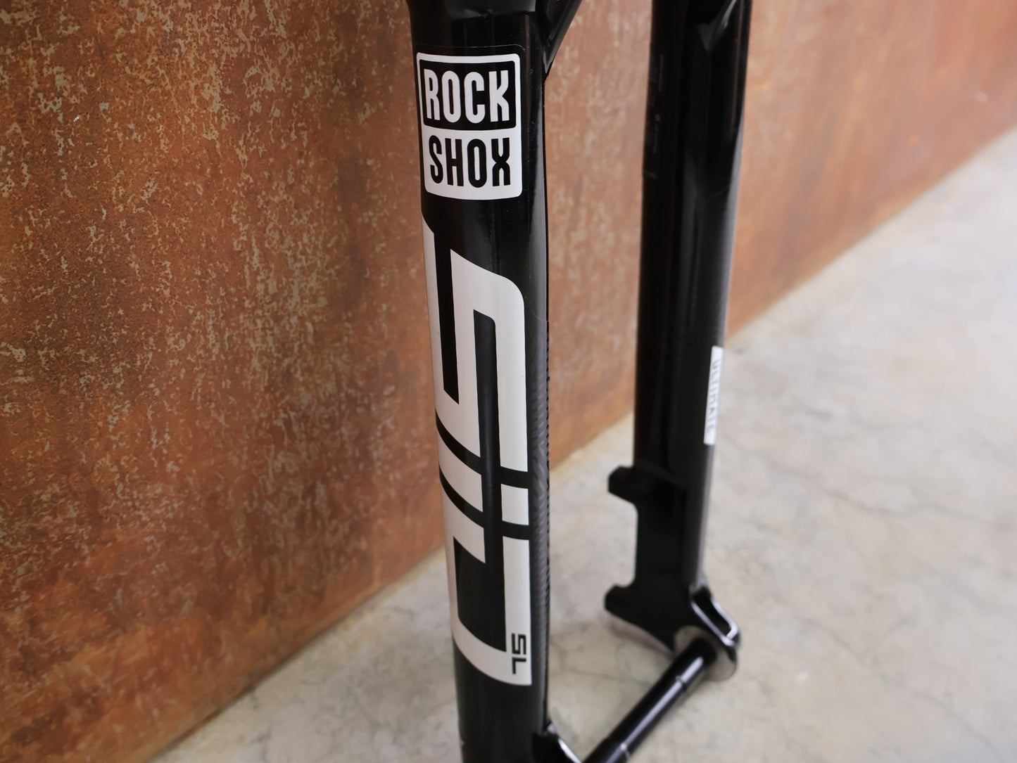 Federgabel von Rock Shox, ROCKSHOX SID SL ULTIMATE FLIGHT ATTENDANT 29" – 110 MM – 44 MM OFFSET – BOOST / SID GLOSS BLACK vor USEDBIKES - OB.DE Hintergrund
