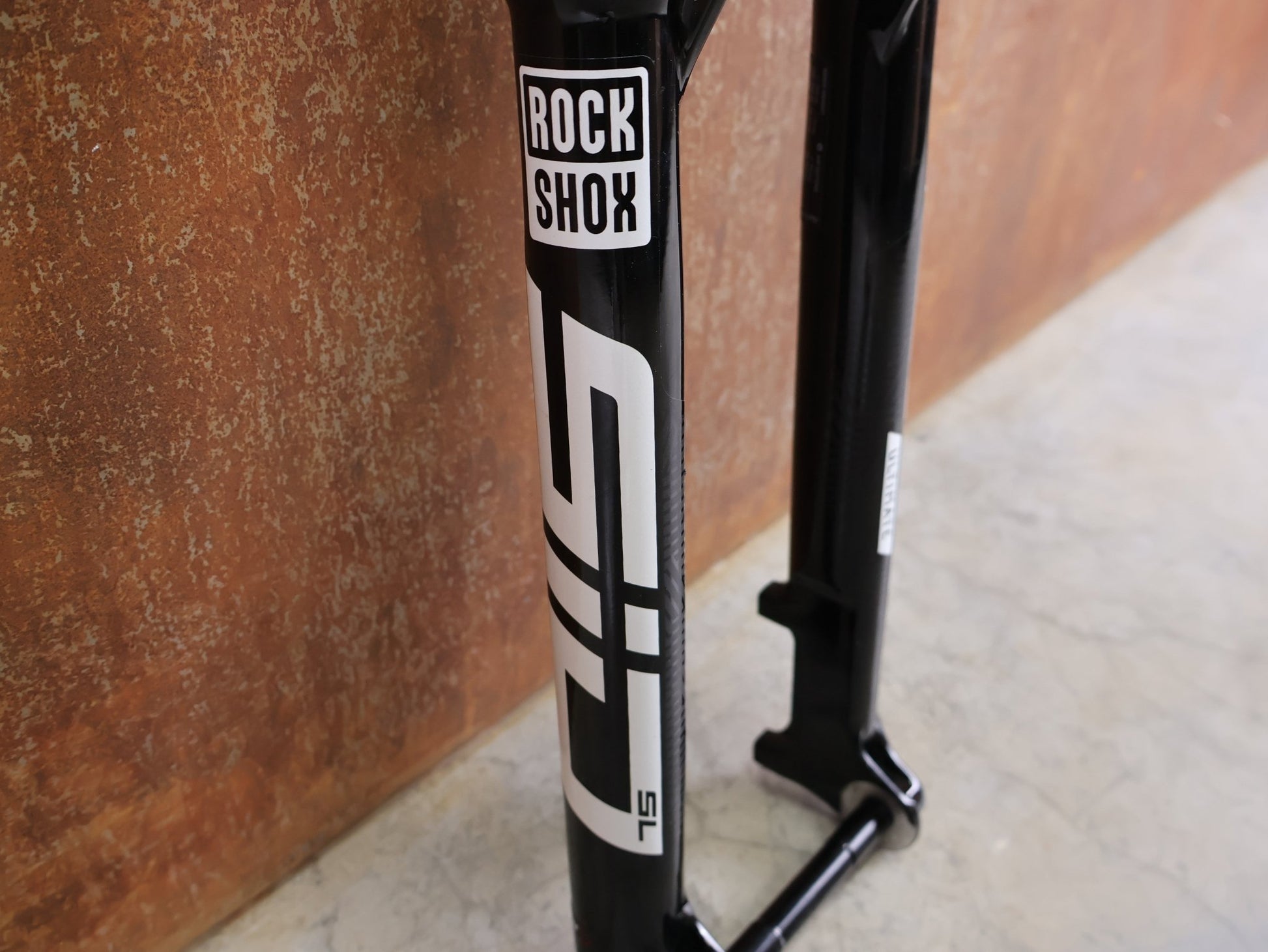 Federgabel von Rock Shox, ROCKSHOX SID SL ULTIMATE FLIGHT ATTENDANT 29" – 110 MM – 44 MM OFFSET – BOOST / SID GLOSS BLACK vor USEDBIKES - OB.DE Hintergrund