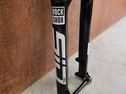 Federgabel von Rock Shox, ROCKSHOX SID SL ULTIMATE FLIGHT ATTENDANT 29" – 110 MM – 44 MM OFFSET – BOOST / SID GLOSS BLACK vor USEDBIKES - OB.DE Hintergrund