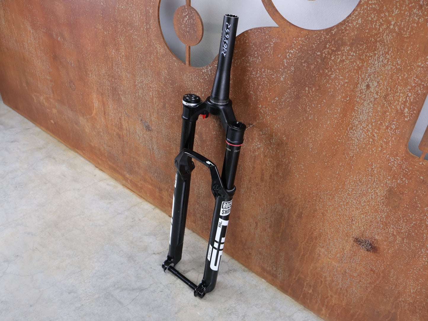 Federgabel von Rock Shox, ROCKSHOX SID SL ULTIMATE FLIGHT ATTENDANT 29" – 110 MM – 44 MM OFFSET – BOOST / SID GLOSS BLACK vor USEDBIKES - OB.DE Hintergrund