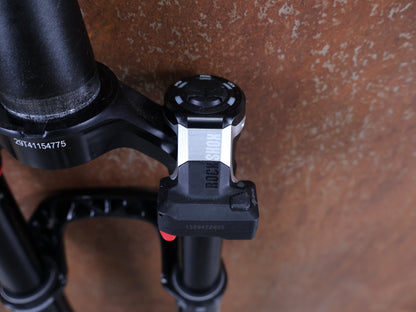 Federgabel von Rock Shox, ROCKSHOX SID SL ULTIMATE FLIGHT ATTENDANT 29" – 110 MM – 44 MM OFFSET – BOOST / SID GLOSS BLACK vor USEDBIKES - OB.DE Hintergrund