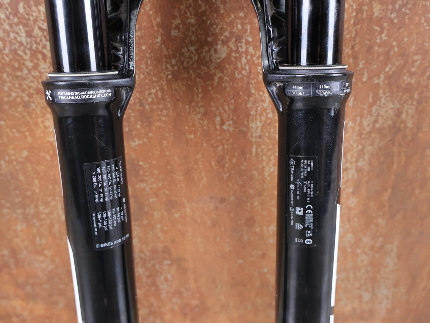 Federgabel von Rock Shox, ROCKSHOX SID SL ULTIMATE FLIGHT ATTENDANT 29" – 110 MM – 44 MM OFFSET – BOOST / SID GLOSS BLACK vor USEDBIKES - OB.DE Hintergrund