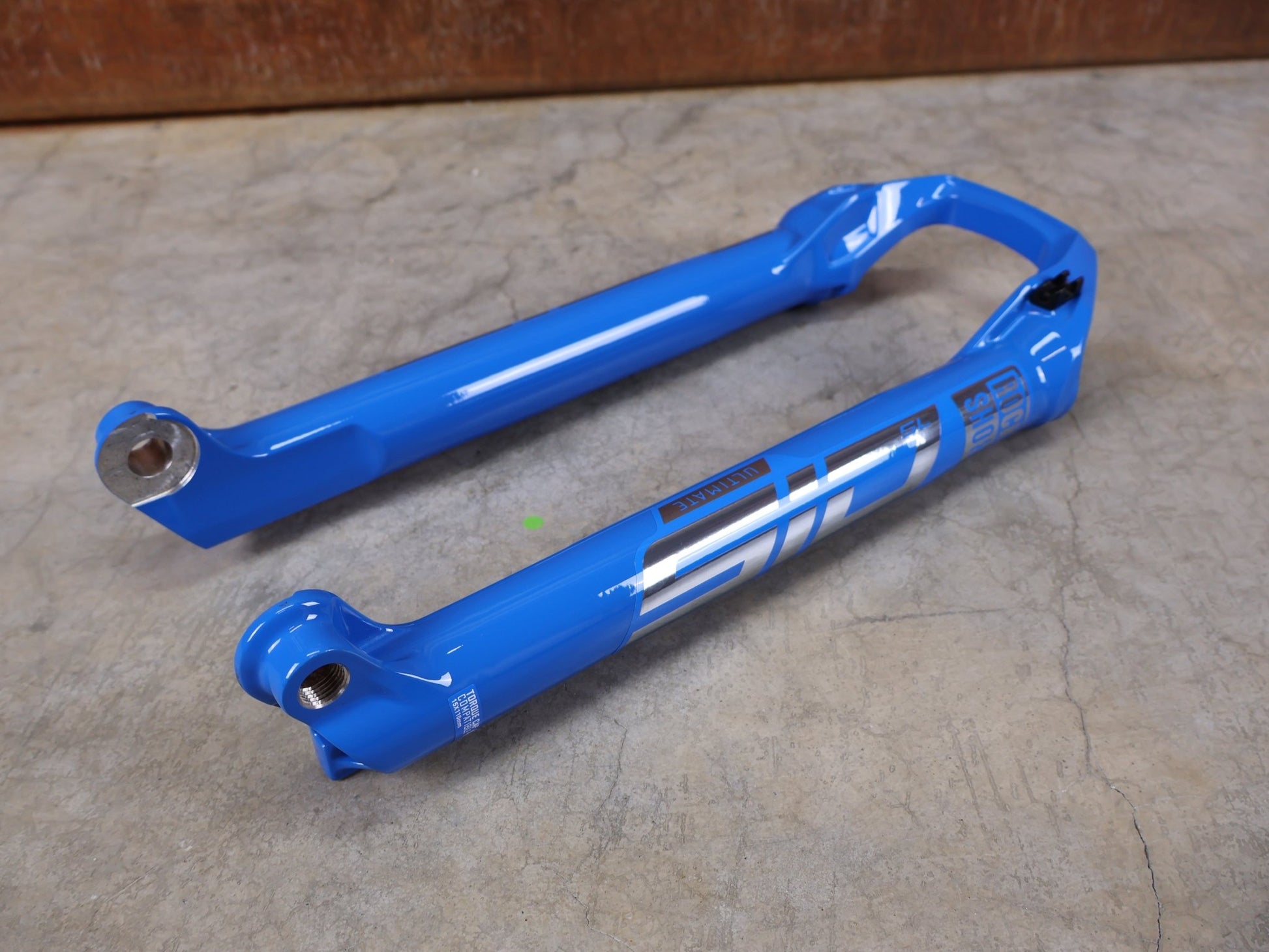Federgabel von Rock Shox, ROCKSHOX SID SL / ULTIMATE LOWER LEG / 32 MM – 80–100 MM / BOOST / C1 (2021) / BLAU vor USEDBIKES - OB.DE Hintergrund