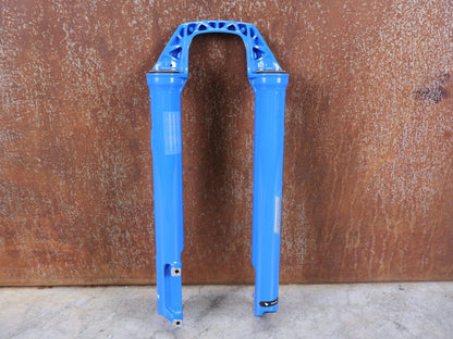 Federgabel von Rock Shox, ROCKSHOX SID SL / ULTIMATE LOWER LEG / 32 MM – 80–100 MM / BOOST / C1 (2021) / BLAU vor USEDBIKES - OB.DE Hintergrund
