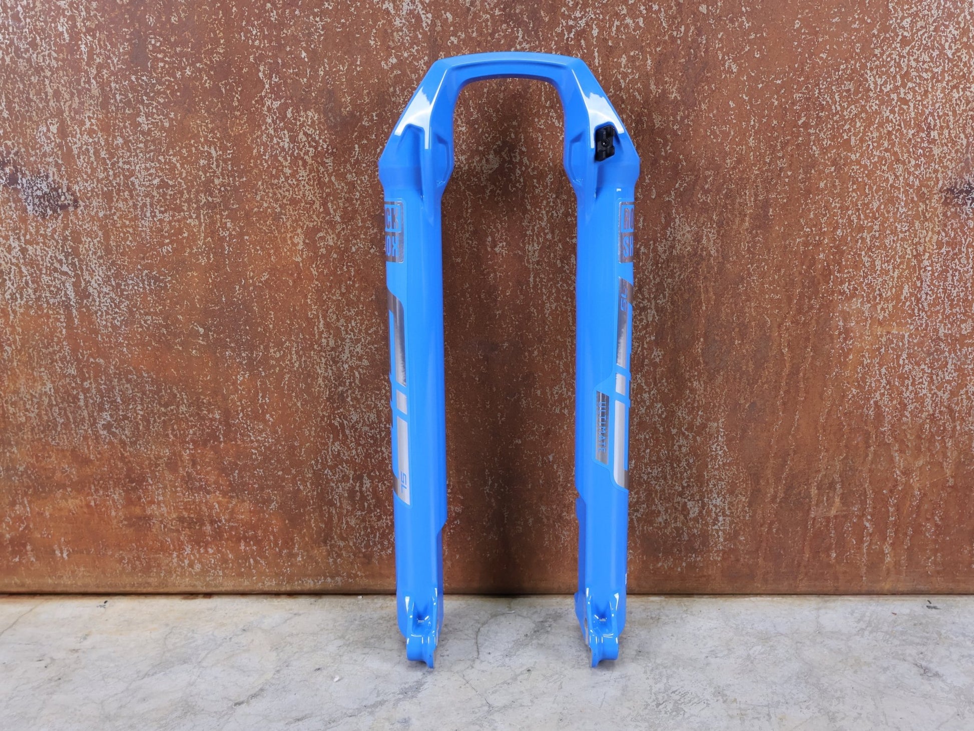 Federgabel von Rock Shox, ROCKSHOX SID SL / ULTIMATE LOWER LEG / 32 MM – 80–100 MM / BOOST / C1 (2021) / BLAU vor USEDBIKES - OB.DE Hintergrund