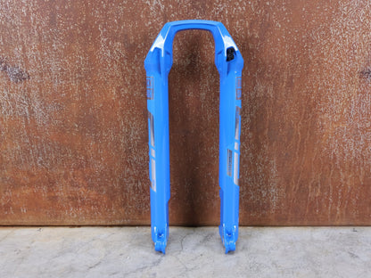 Federgabel von Rock Shox, ROCKSHOX SID SL / ULTIMATE LOWER LEG / 32 MM – 80–100 MM / BOOST / C1 (2021) / BLAU vor USEDBIKES - OB.DE Hintergrund