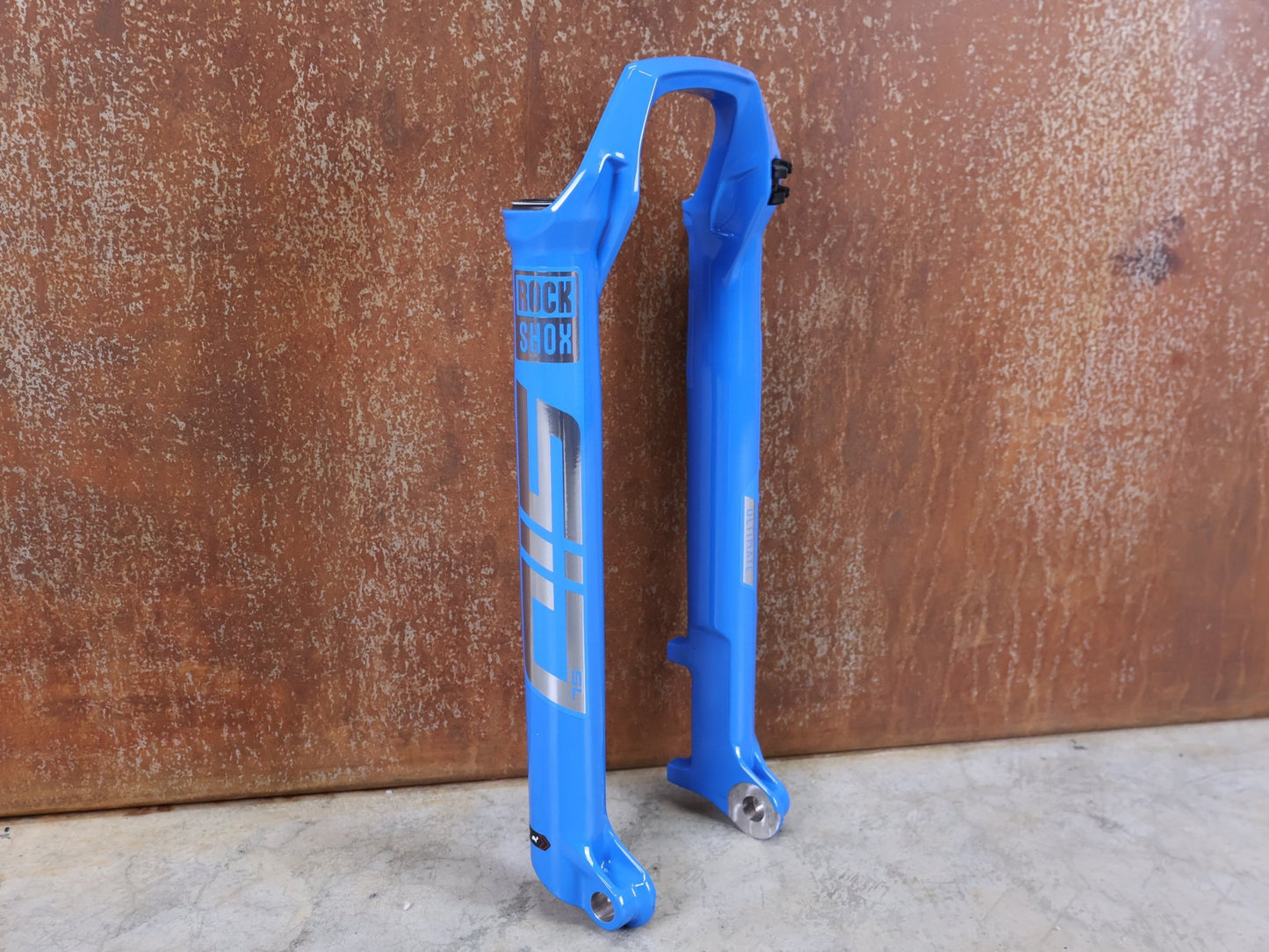 Federgabel von Rock Shox, ROCKSHOX SID SL / ULTIMATE LOWER LEG / 32 MM – 80–100 MM / BOOST / C1 (2021) / BLAU vor USEDBIKES - OB.DE Hintergrund