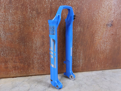 Federgabel von Rock Shox, ROCKSHOX SID SL / ULTIMATE LOWER LEG / 32 MM – 80–100 MM / BOOST / C1 (2021) / BLAU vor USEDBIKES - OB.DE Hintergrund