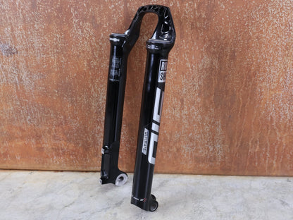Federgabel von Rock Shox, ROCKSHOX SID SL / ULTIMATE LOWER LEG / 32 MM – 80–100 MM / BOOST / C1 (2021) / GLOSS BLACK vor USEDBIKES - OB.DE Hintergrund
