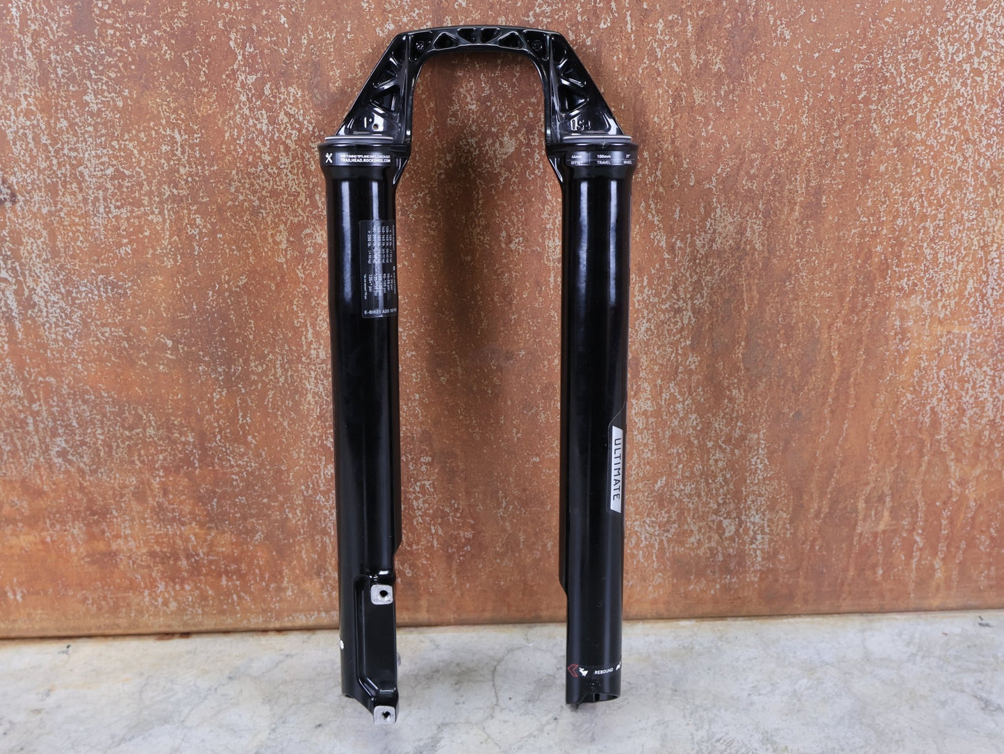 Federgabel von Rock Shox, ROCKSHOX SID SL / ULTIMATE LOWER LEG / 32 MM – 80–100 MM / BOOST / C1 (2021) / GLOSS BLACK vor USEDBIKES - OB.DE Hintergrund