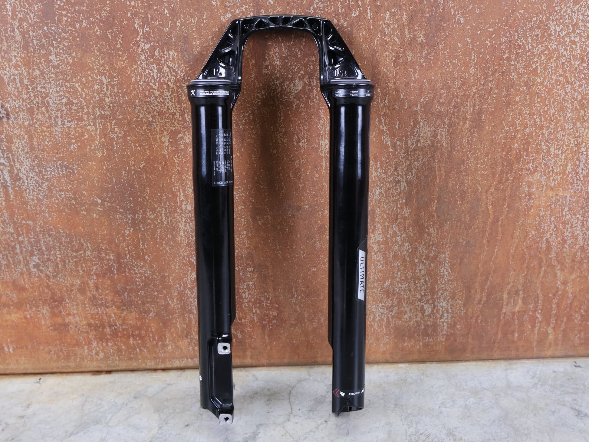 Federgabel von Rock Shox, ROCKSHOX SID SL / ULTIMATE LOWER LEG / 32 MM – 80–100 MM / BOOST / C1 (2021) / GLOSS BLACK vor USEDBIKES - OB.DE Hintergrund