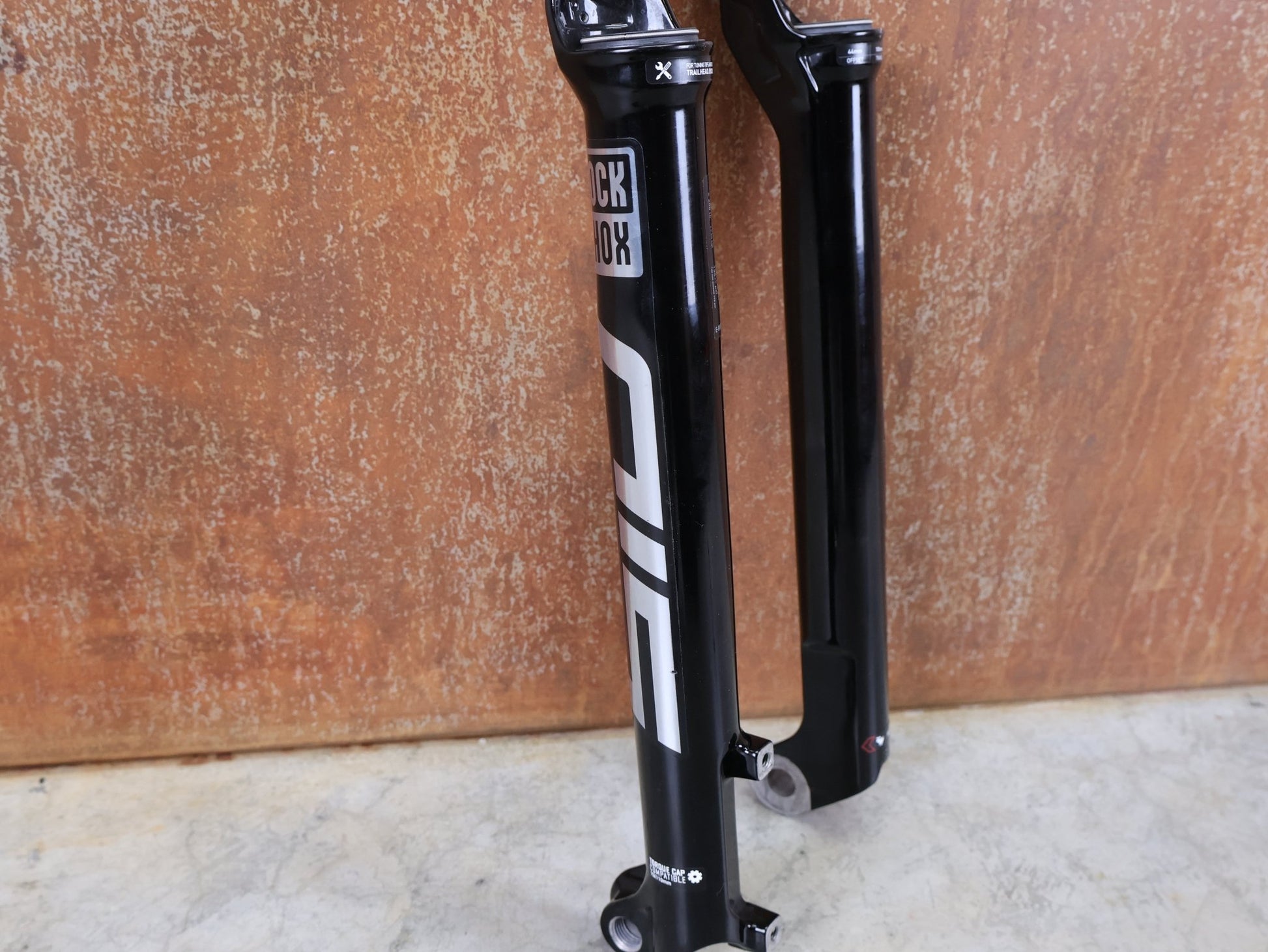 Federgabel von Rock Shox, ROCKSHOX SID SL / ULTIMATE LOWER LEG / 32 MM – 80–100 MM / BOOST / C1 (2021) / GLOSS BLACK vor USEDBIKES - OB.DE Hintergrund