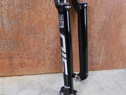 Federgabel von Rock Shox, ROCKSHOX SID SL / ULTIMATE LOWER LEG / 32 MM – 80–100 MM / BOOST / C1 (2021) / GLOSS BLACK vor USEDBIKES - OB.DE Hintergrund