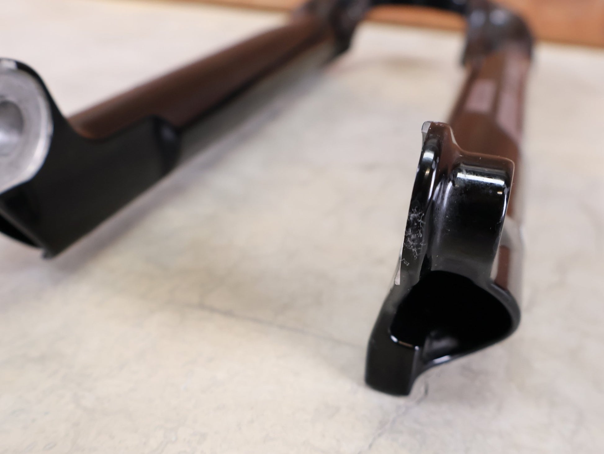 Federgabel von Rock Shox, ROCKSHOX SID SL / ULTIMATE LOWER LEG / 32 MM – 80–100 MM / BOOST / C1 (2021) / GLOSS BLACK vor USEDBIKES - OB.DE Hintergrund