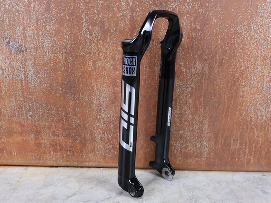 Federgabel von Rock Shox, ROCKSHOX SID SL / ULTIMATE LOWER LEG / 32 MM – 80–100 MM / BOOST / C1 (2021) / GLOSS BLACK vor USEDBIKES - OB.DE Hintergrund