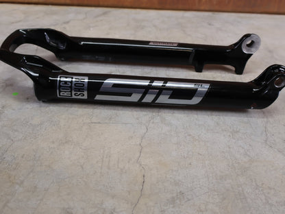 Federgabel von Rock Shox, ROCKSHOX SID SL / ULTIMATE LOWER LEG / 32 MM – 80–100 MM / BOOST / C1 (2021) / GLOSS BLACK vor USEDBIKES - OB.DE Hintergrund