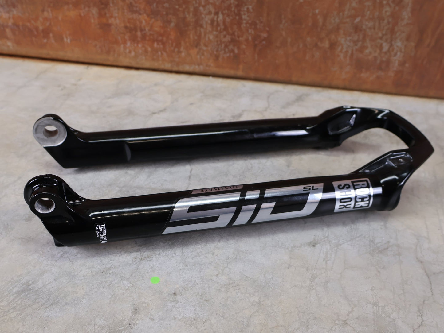 Federgabel von Rock Shox, ROCKSHOX SID SL / ULTIMATE LOWER LEG / 32 MM – 80–100 MM / BOOST / C1 (2021) / GLOSS BLACK vor USEDBIKES - OB.DE Hintergrund