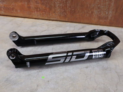 Federgabel von Rock Shox, ROCKSHOX SID SL / ULTIMATE LOWER LEG / 32 MM – 80–100 MM / BOOST / C1 (2021) / GLOSS BLACK vor USEDBIKES - OB.DE Hintergrund