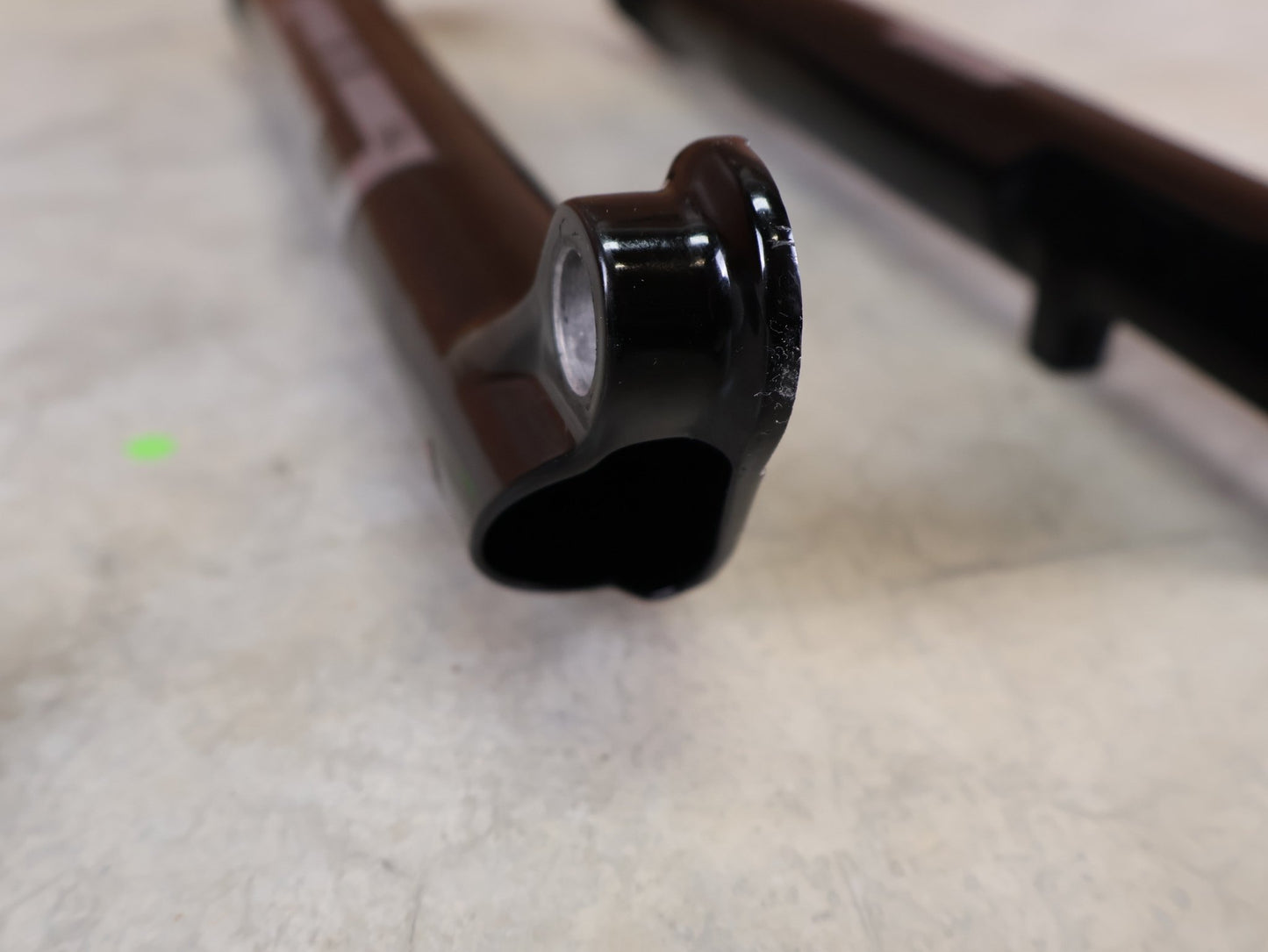 Federgabel von Rock Shox, ROCKSHOX SID SL / ULTIMATE LOWER LEG / 32 MM – 80–100 MM / BOOST / C1 (2021) / GLOSS BLACK vor USEDBIKES - OB.DE Hintergrund