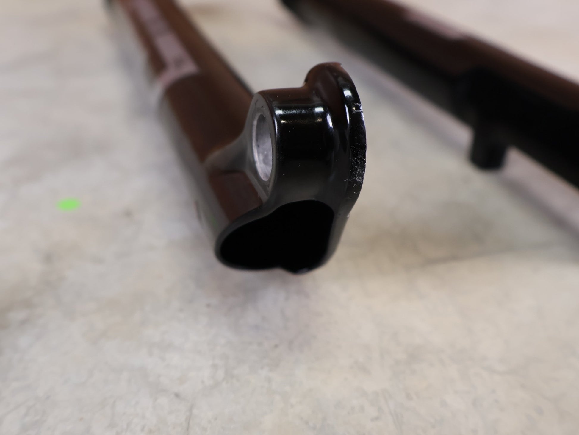 Federgabel von Rock Shox, ROCKSHOX SID SL / ULTIMATE LOWER LEG / 32 MM – 80–100 MM / BOOST / C1 (2021) / GLOSS BLACK vor USEDBIKES - OB.DE Hintergrund