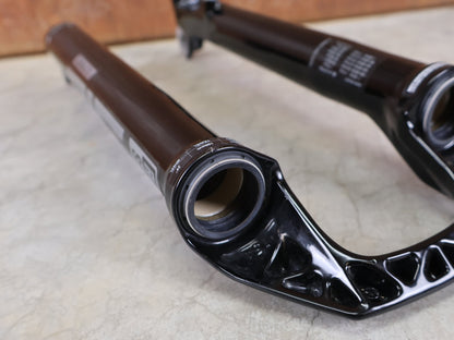 Federgabel von Rock Shox, ROCKSHOX SID SL / ULTIMATE LOWER LEG / 32 MM – 80–100 MM / BOOST / C1 (2021) / GLOSS BLACK vor USEDBIKES - OB.DE Hintergrund