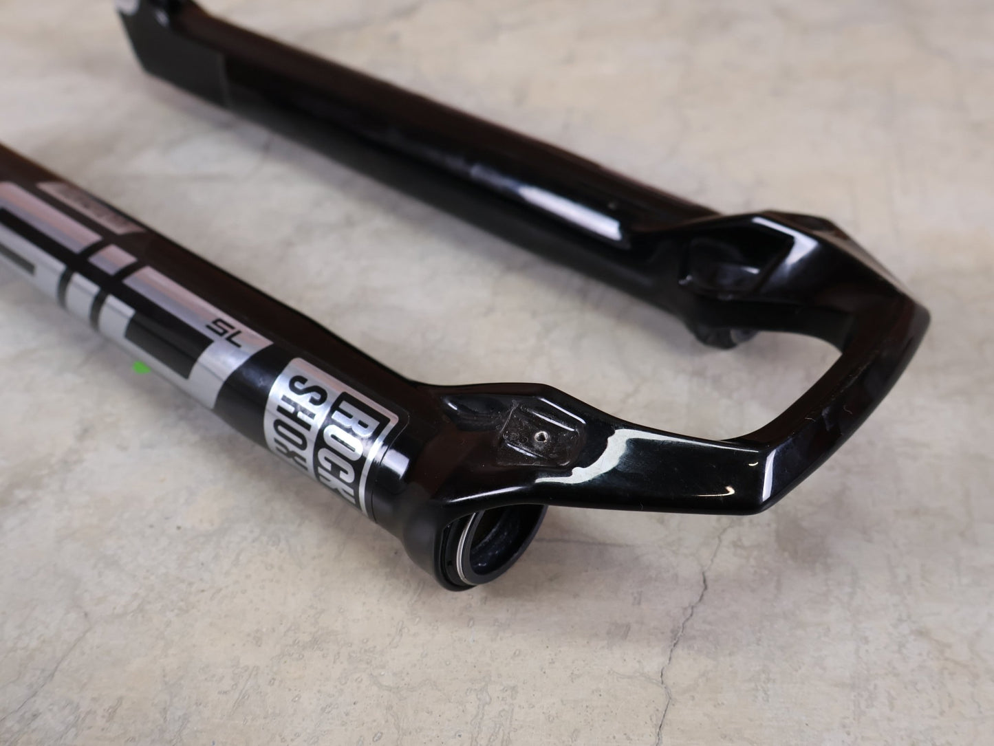 Federgabel von Rock Shox, ROCKSHOX SID SL / ULTIMATE LOWER LEG / 32 MM – 80–100 MM / BOOST / C1 (2021) / GLOSS BLACK vor USEDBIKES - OB.DE Hintergrund