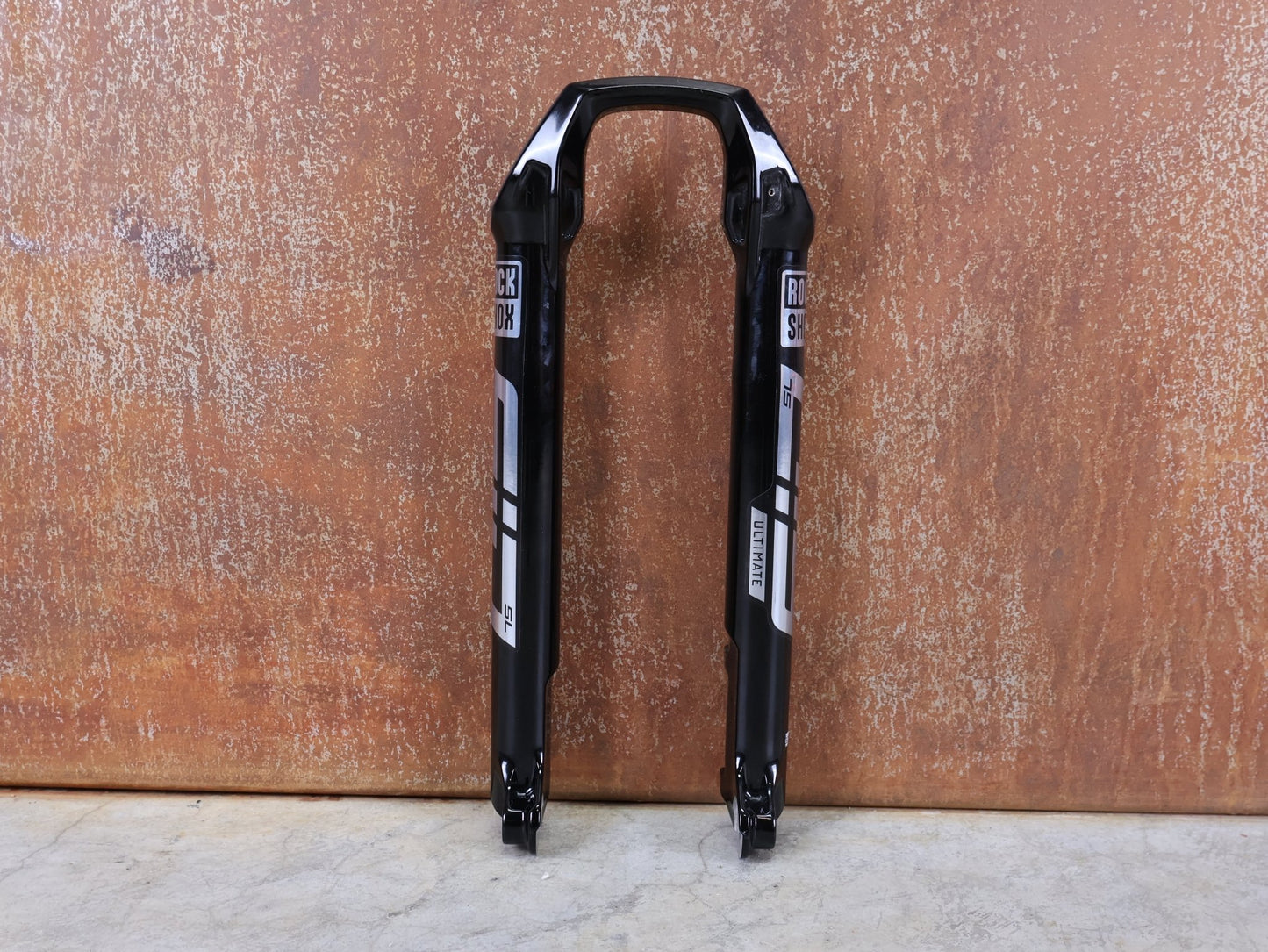 Federgabel von Rock Shox, ROCKSHOX SID SL / ULTIMATE LOWER LEG / 32 MM – 80–100 MM / BOOST / C1 (2021) / GLOSS BLACK vor USEDBIKES - OB.DE Hintergrund