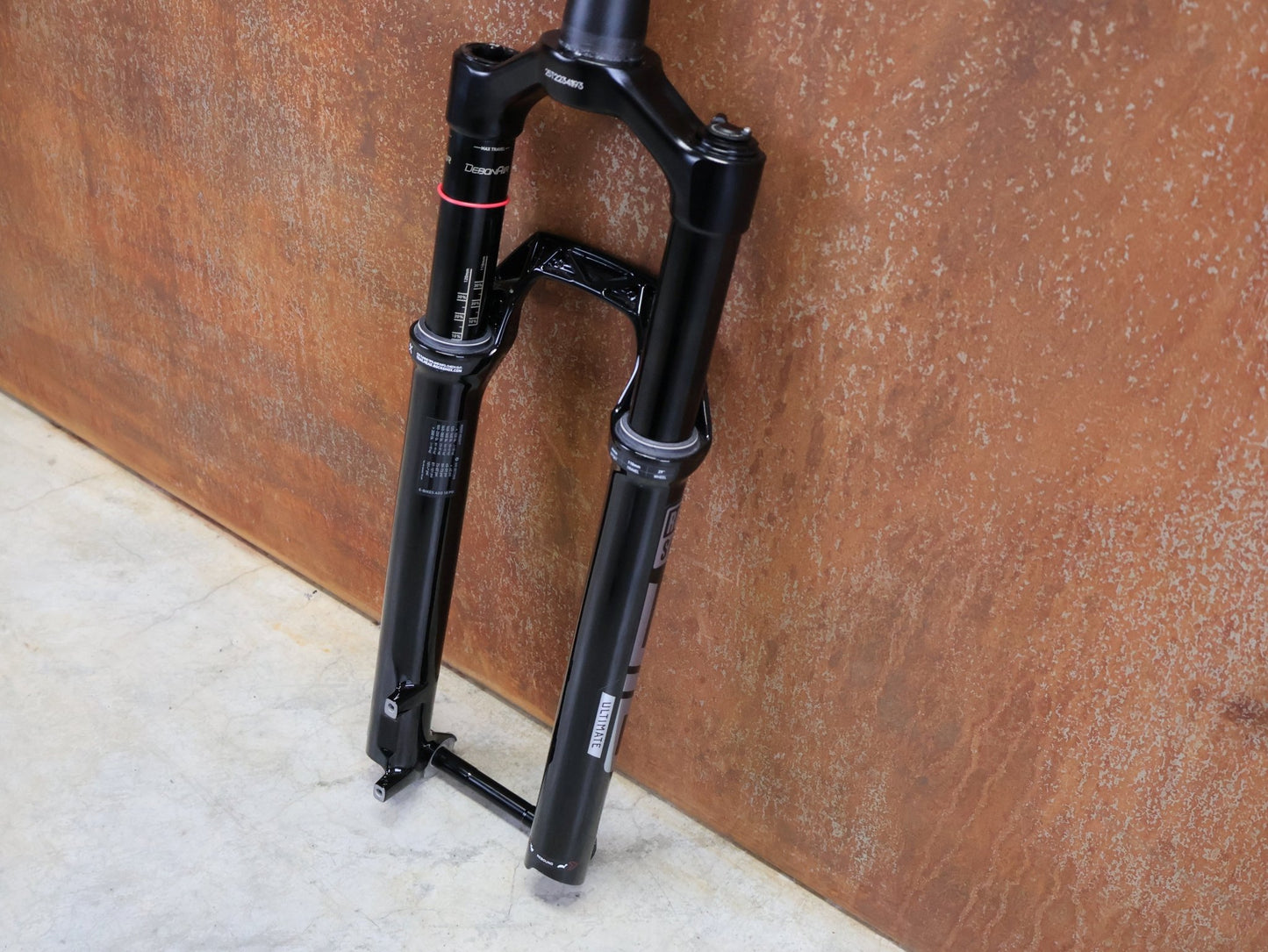 Federgabel von Rock Shox, ROCKSHOX – SID ULTIMATE / 29 / 110 MM / BOOST 15×110 / GLOSS BLACK / CHARGER RACE DAY vor USEDBIKES - OB.DE Hintergrund