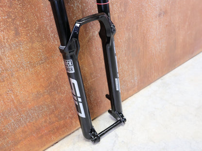 Federgabel von Rock Shox, ROCKSHOX – SID ULTIMATE / 29 / 110 MM / BOOST 15×110 / GLOSS BLACK / CHARGER RACE DAY vor USEDBIKES - OB.DE Hintergrund