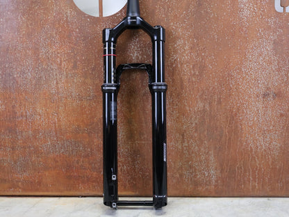 Federgabel von Rock Shox, ROCKSHOX – SID ULTIMATE / 29 / 110 MM / BOOST 15×110 / GLOSS BLACK / CHARGER RACE DAY vor USEDBIKES - OB.DE Hintergrund