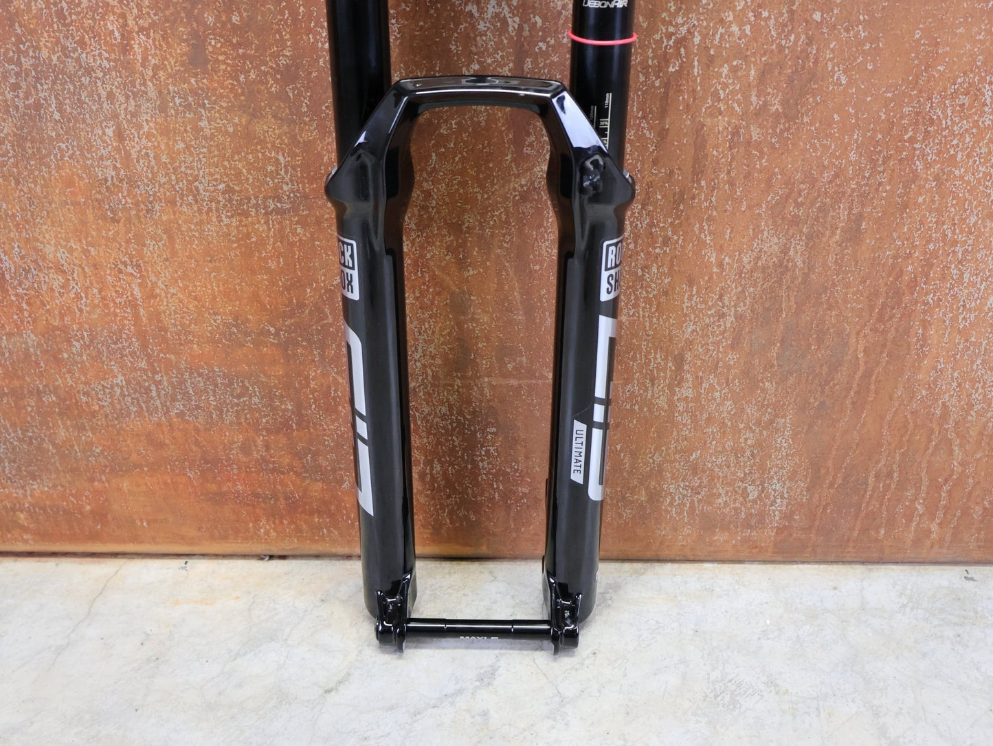 Federgabel von Rock Shox, ROCKSHOX – SID ULTIMATE / 29 / 110 MM / BOOST 15×110 / GLOSS BLACK / CHARGER RACE DAY vor USEDBIKES - OB.DE Hintergrund