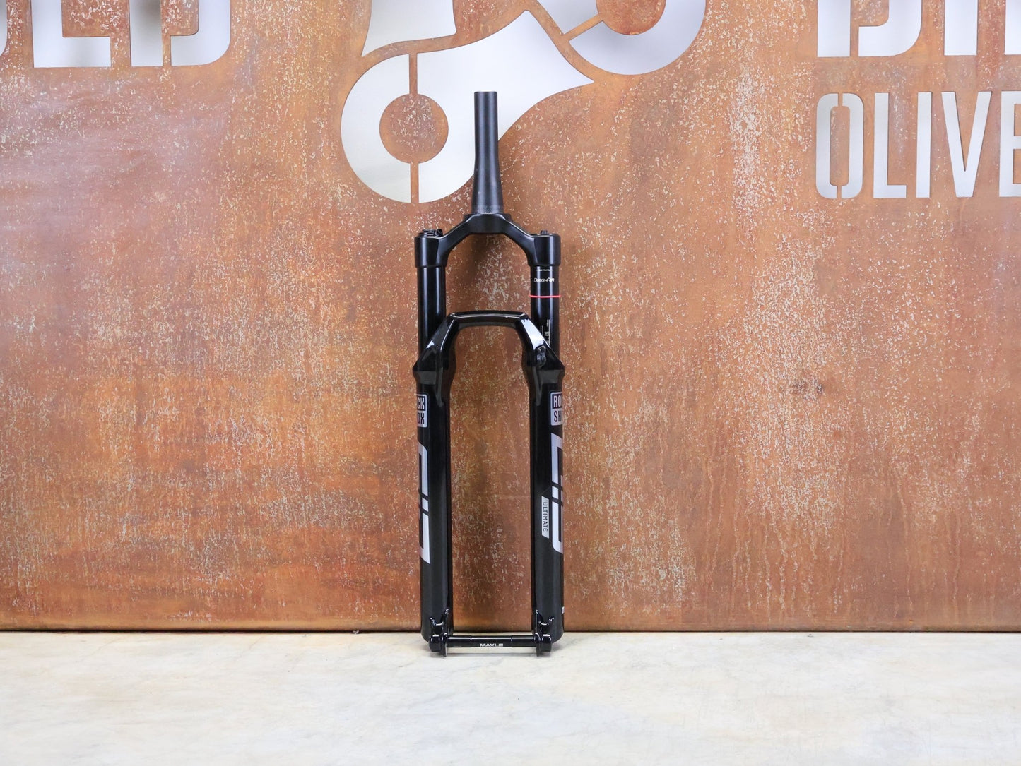 Federgabel von Rock Shox, ROCKSHOX – SID ULTIMATE / 29 / 110 MM / BOOST 15×110 / GLOSS BLACK / CHARGER RACE DAY vor USEDBIKES - OB.DE Hintergrund