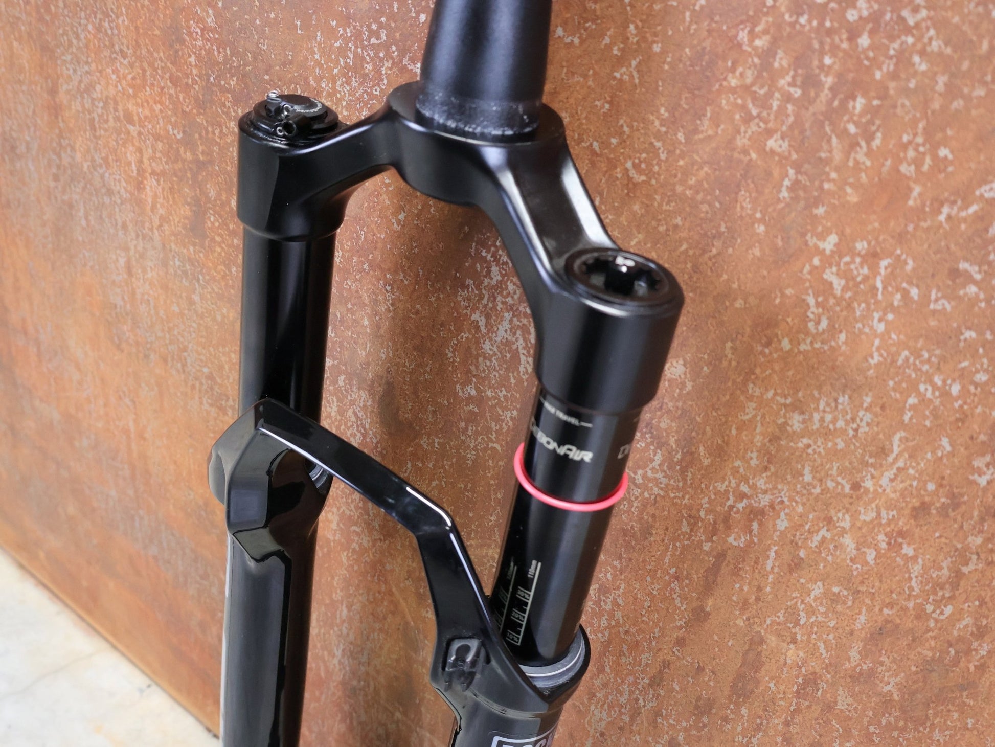 Federgabel von Rock Shox, ROCKSHOX – SID ULTIMATE / 29 / 110 MM / BOOST 15×110 / GLOSS BLACK / CHARGER RACE DAY vor USEDBIKES - OB.DE Hintergrund