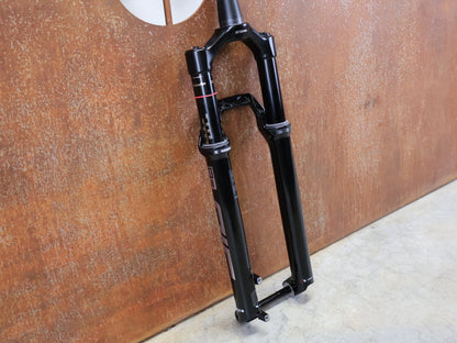 Federgabel von Rock Shox, ROCKSHOX – SID ULTIMATE / 29 / 110 MM / BOOST 15×110 / GLOSS BLACK / CHARGER RACE DAY vor USEDBIKES - OB.DE Hintergrund